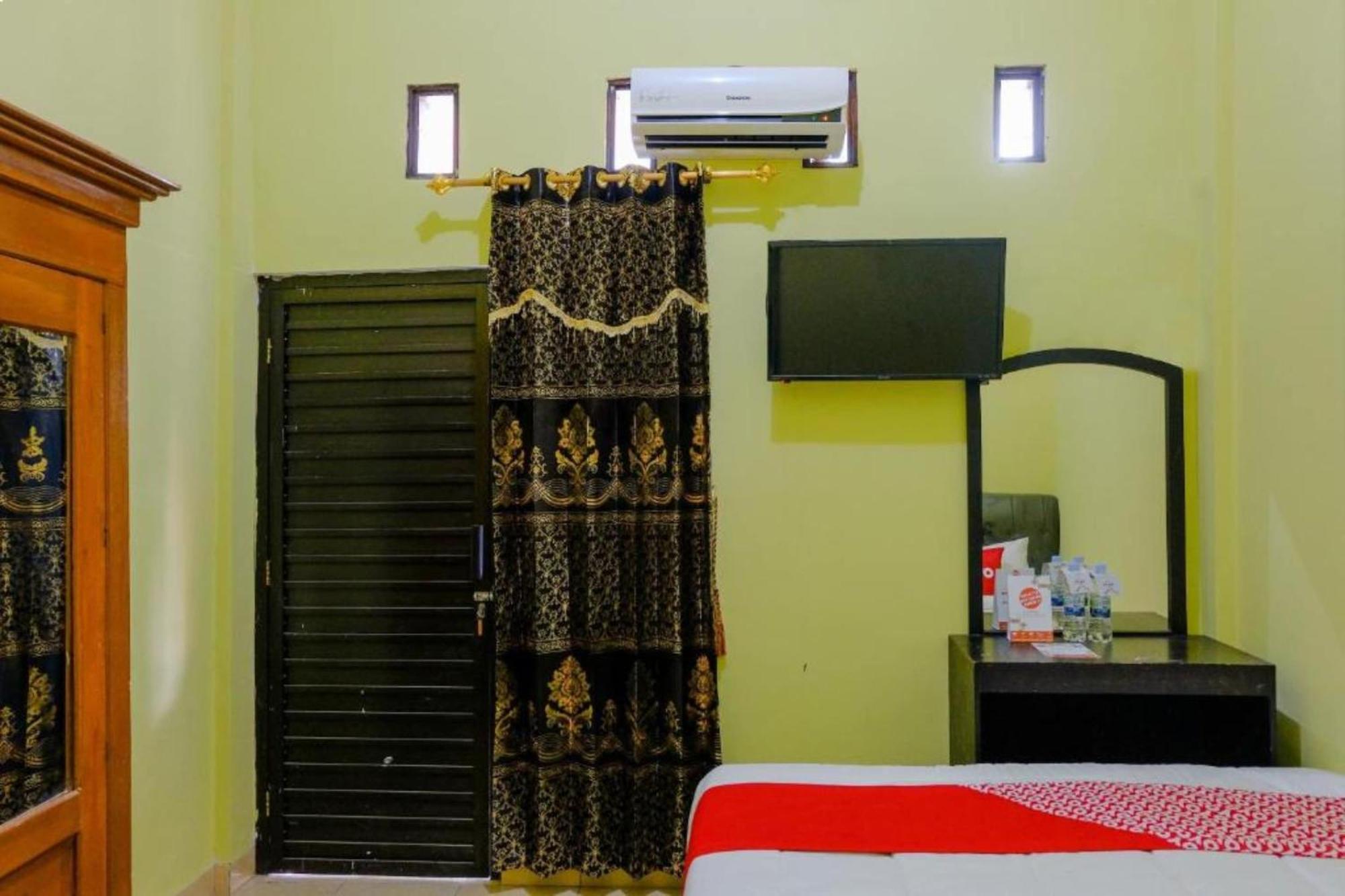 Oyo 1784 Hj. Aniek Residence Madiun Exterior foto